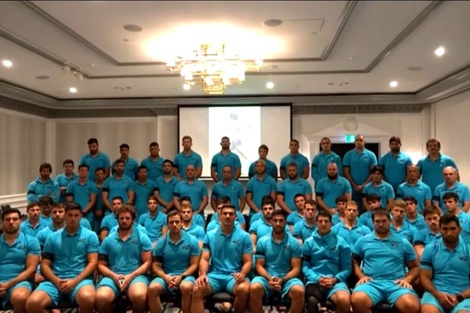 El plantel de Los Pumas, pidiendo disculpas por no homenajear a Maradona.