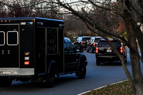 Una ambulancia escoltada por el servicio secreto llevó a Biden al hospital.