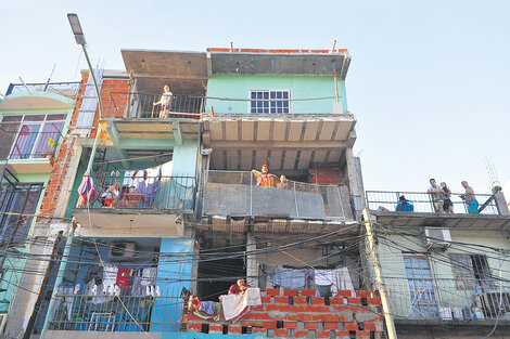 Los vecinos de la villa 21-24, de Barracas, haciendo la cuarentena en los balcones de su casa.