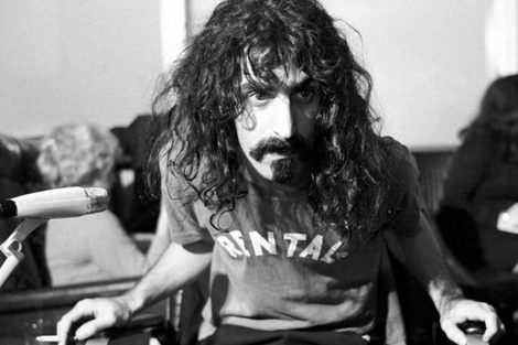 En 1993, a los 52 años muere Frank Zappa. Fue uno de los músicos más importantes de rock y su obra cruzó las fronteras de la música popular. 