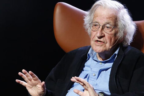En 1928 nace Noam Chomsky en Filadelfia. Destacó a fines de los años 50 como uno de los grandes lingüistas a partir de su teoría gramática generativa. Más tarde, se volcó al activismo político. 