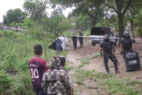 Encontraron el cuerpo de una chica en un canal de desagüe en Salvador Mazza