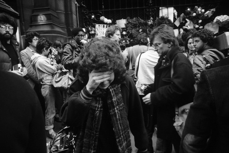 En 1980 John Lennon es asesinado en Nueva York por Mark David Chapman. El ex beatle recibe cuatro balazos por la espalda al ingresar al edificio Dakota, donde vivía. 