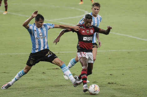 Leonardo Sigali, autor de un gol y un penal, lucha contra Bruno Henrique, el mejor de Flamengo.