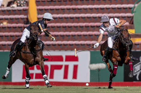 Escena del encuentro entre La Dolfina Polo y La Ensenada La Aguada.