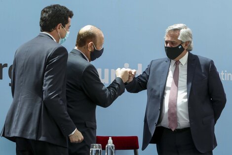 El presidente Alberto Fernández, junto al ministro del Interior, Eduardo "Wado" de Pedro, y el gobernador de Formosa, Gildo Insfrán, durante la firma del Consenso Fiscal.