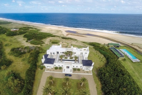 Mansiones en Punta del Este, uno de los destinos preferidos por los capitales fugados de Argentina.