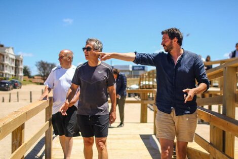 Macri paseó sin barbijo en las playas de Pinamar y jugó al paddle con el intendente Yeza