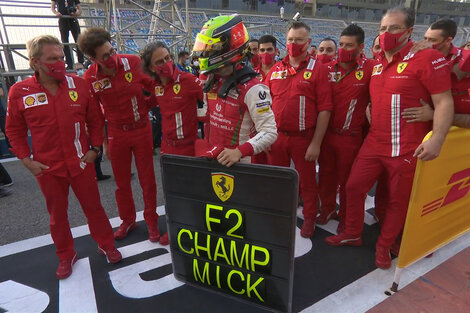 Schumacher y equipo, de festejo en Bahrein.