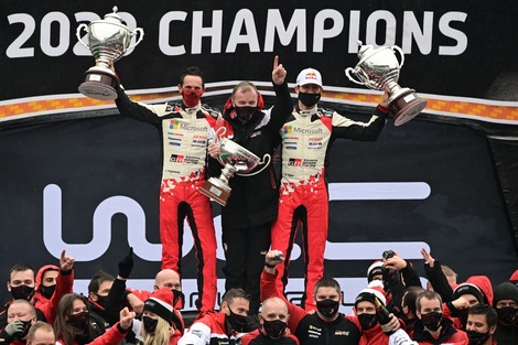 Ogier festeja junto a su copiloto.