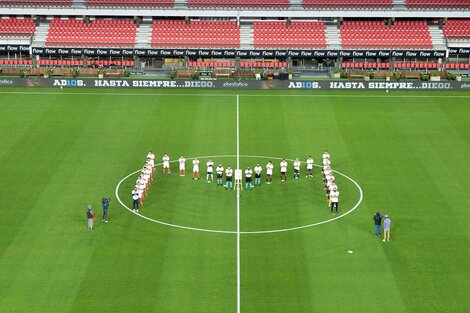 Homenaje al Diego en la previa de un Estudiantes-San Lorenzo. (Fuente: NA)