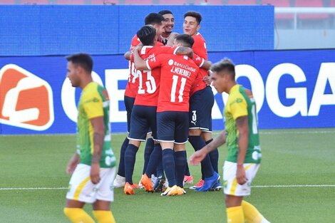 Los jugadores de Independiente festejan el gol de Soñora. (Fuente: Fotobaires)