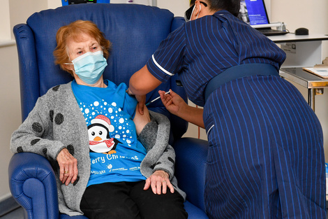 Margaret Keeanan, una mujer de 90 años, fue la primera en recibir la vacuna contra el coronavirus en el Reino Unido.