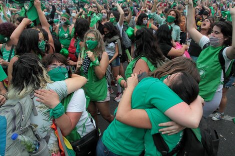 Les jóvenes que siguieron el debate sobre el aborto legal en Diputados celebraron la media sanción.