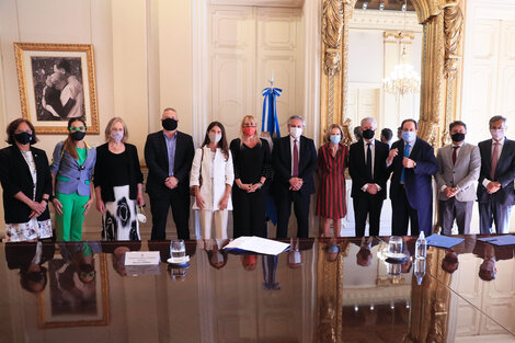 Alberto Fernández y Marcela Losardo junto al Consejo Consultivo.