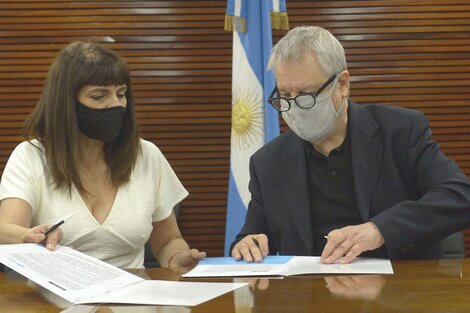 Lufrano y Jorge Marrale, presidente de SAGAI, en la firma del acuerdo.