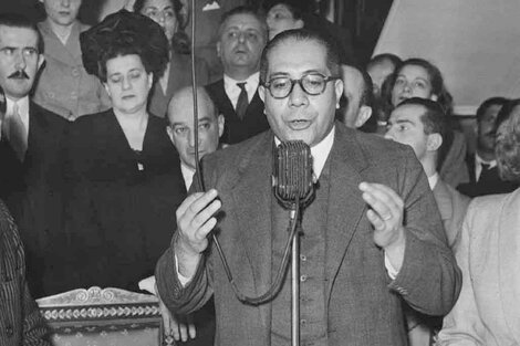 En 1956, muere Ramón Carrillo en la ciudad brasileña de Belén do Pará. El primer ministro de Salud de la historia argentina, un cargo creado por Juan Perón, tenía 50 años. 