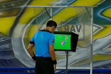 Una escena videoarbitral de Boca-Inter.