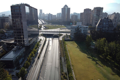 Una imagen de Santiago sin autos, por la cuarentena. 