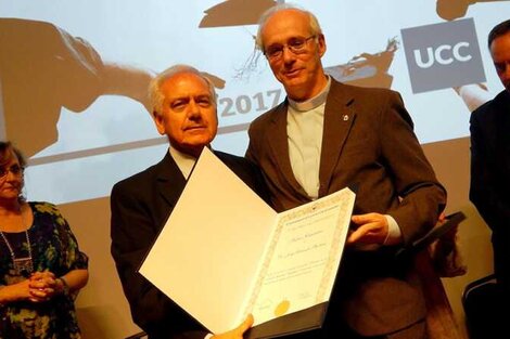 Barbará, recibiendo un título anterior, de Profesor Catedrático, de manos del rector de la Universidad Católica de Córdoba, el padre jesuita Alfonso Gómez.