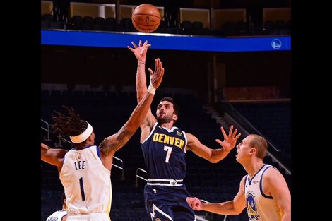 Campazzo tira la flotadora ante la marca de Lee y el serbio Alen Smailagić.