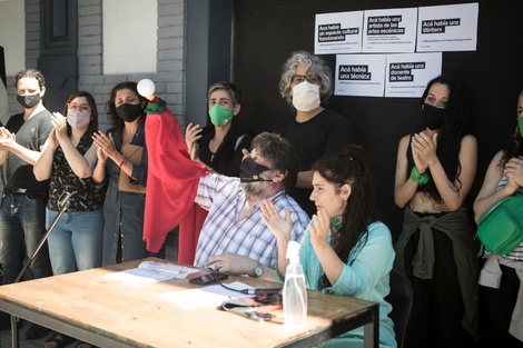 Sergio Rower, presidente de la Unión Internacional de la Marioneta, y Andy Vertone, de Escena, en la conferencia de prensa de este lunes.