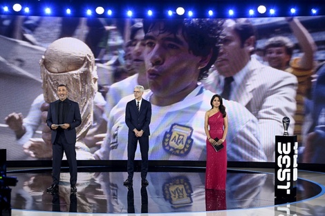 Homenaje a Diego Maradona durante la entrega de los premios The Beste de la FIFA.