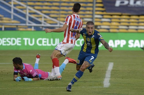 1) Marinelli volvió a anotar para el canaya. 2) Unión celebra el empate. 3) Fue un partido intenso en el Gigante de Arroyito. (Fuente: Sebastián Granata)