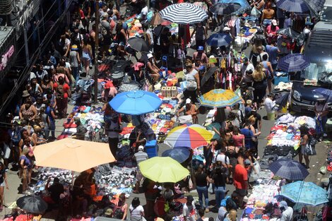 Coronavirus: calles de Flores convertidas en peatonales, con multitudes sin barbijo ni distancia