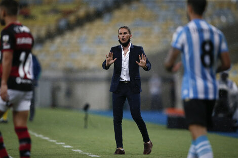 Beccacece dando indicaciones ante Flamengo, por la Libertadores. 