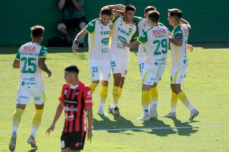 Defensa venció a Patronato y lidera su grupo