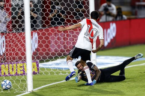 Fernández empuja la pelota abajo del arco. (Fuente: Télam)