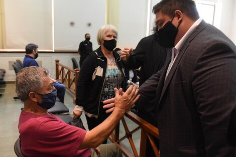 Alberto Perassi y su esposa Alicia, en otra posta más de su largo calvario. 