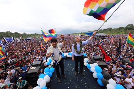 Evo Morales y Alvaro García Linera saludan a sus seguidores en el aeropuerto de Chimoré. 