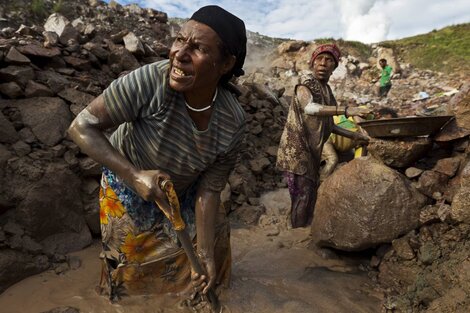 Dos mujeres extraen oro en la mina de oro de Porgera, en Papúa Nueva Guinea.