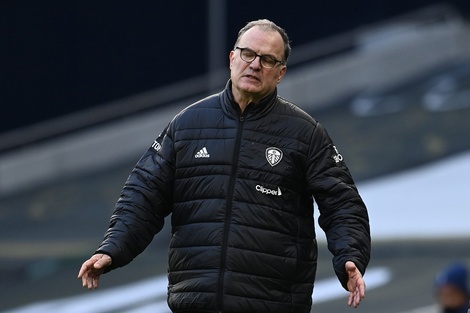 Bielsa se lamenta ante un error de sus dirigidos.