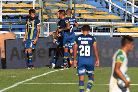 1) Lazo convirtió el primer gol de cabeza. 2) Vecchio anotó de penal el segundo gol. 3) Lo Celso hizo el tercer gol