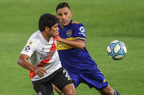 Rojas y Abila luchan por la tenencia de la pelota.  (Fuente: NA)