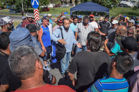 El diputado Del Frade junto a pescadores en el puente Rosario-Victoria.