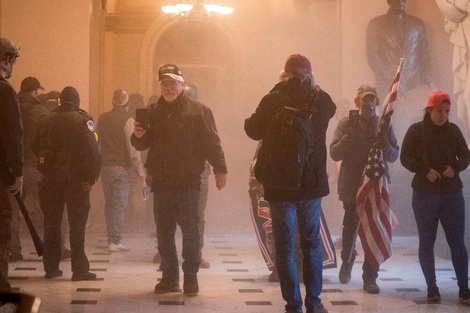 Los manifestantes, dentro del Capitolio. 