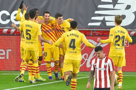 Messi recibe el saludo de sus compañeros.