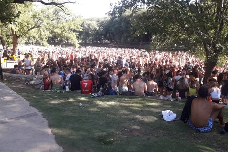 El intendente de Santa Rosa de Calamuchita, Claudio Chavero, reconoció que "los jóvenes se congregaron en una playa tradicional y el municipio fue desbordado por la cantidad de gente".