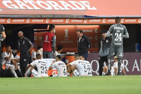 Dos jugadores de Santos están aislados en Argentina por covid-19