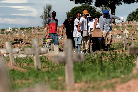 Entiero de muerto por coronavirus en Caju, al norte de Río de JAneiro