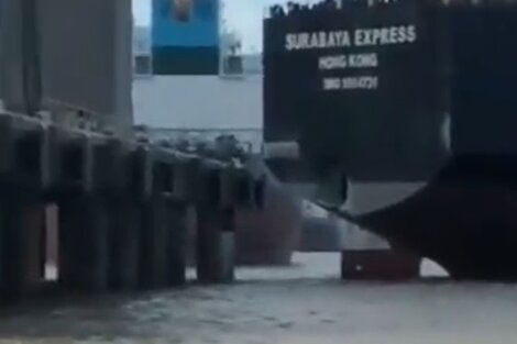 Un buque asiático chocó contra un muelle en el Puerto de San Lorenzo