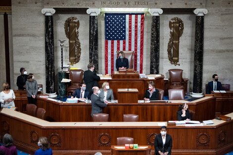 Luego de la votación, la presidenta de la Cámara Baja estdounidense, Nancy Pelosi (centro) aprueba un nuevo juicio político a Trump.