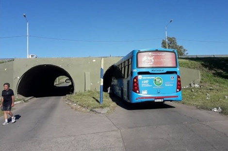 Insólito: un colectivo y un camión quedaron atascados en el mismo túnel en Rosario