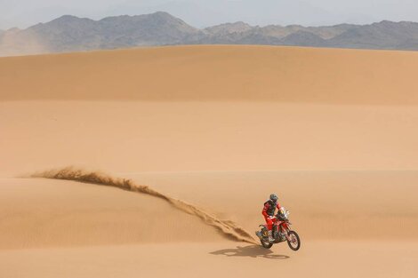 Kevin Benavides sigue líder del Dakar a falta de una etapa