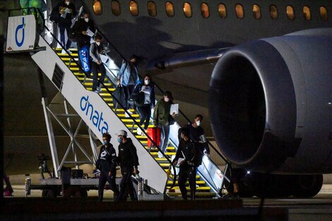 Los pasajeros del vuelo de Los Ángeles llega a Australia. 