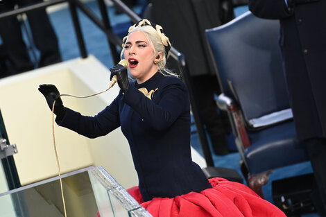 Lady Gaga cantó el himno de Estados Unidos en la asunción de Joe Biden.